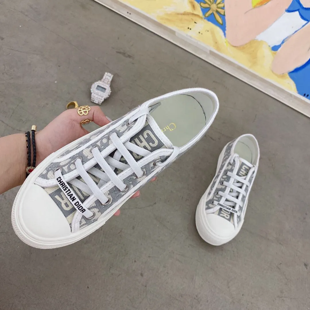 👟👟Ex-factory price 500👟👟 New arrival at D home, synchronized with the official website WALK N DIOR embroidered canvas shoes series, 100% cotton silk double-sided three-dimensional embroidery All the materials of this shoe are original molds, right down to the hardware, laces, outsole, PU midsole...the upper fabric is made of double-sided pure cotton silk three-dimensional electric embroidery. Each style looks colorful, but it does not make it difficult to match clothes. The entire series is like a piece of handicraft, unique!  ▪️Inner lining: full-grain mixed sheep and sheepskin ▪️Foot pads: same color cowhide, comfortable to the feet ▪️My last style is exactly the same as ZP, welcome to compare. My color scheme is the most complete, and the counter has a full set of packaging. Code number: 35-41